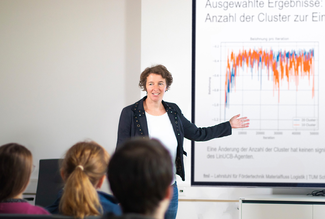 KI in der Intralogistik auf dem Prüfstand: Hannelore Mayr präsentiert die Ergebnisse der ersten KI-Testläufe aus der gemeinsamen Forschungskooperation von CIM und der TU München. Erprobt wurde dabei, wie selbstlernende Systeme intelligente Einlagerungsstrategien unterstützen und damit Prozesse im Lager optimieren können.